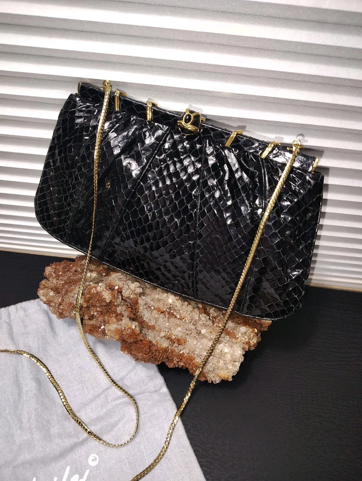 Bolso sin asas Judith Leiber vintage negro con marco de hombro de piel de serpiente en relieve Foto 1 de 4
