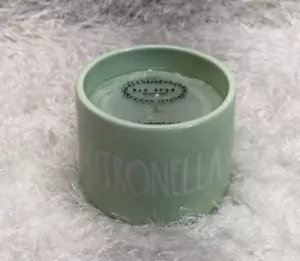 Soporte de cerámica para velas de citronela verde Rae Dunn 11,4 oz - Imagen 1 de 7