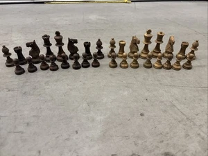 Vintage handgeschnitztes Holz Schachspiel dunkelbraun hellbraun Filzboden komplett - Bild 1 von 8