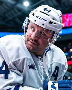 Foto de hockey Morgan Reilly Up Close retrato Toronto Maple Leafs 8x10 NHL - Imagen 1 de 1