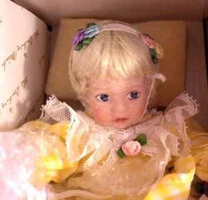 Muñeca Danbury Como Nueva 1998 Chica Rubia Sentada Porcelana Accesorios Nueva Caja Abierta - Imagen 1 de 12