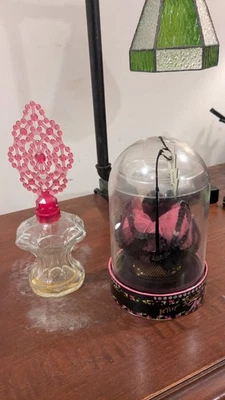 ¡DOS GRANDES BOTELLAS DE PERFUME CON RARA ETIQUETA DE METAL BETSEY JOHNSON!! Foto 1 de 2