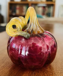 Signiertes mundgeblasenes Studio Kunst Glas Kürbis Burgunder Glas mit Bernstein Stiel 3 Zoll - Bild 1 von 23