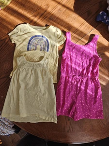 Kleines Mädchen Größe 4-5 T Paket Paket Strampler Kurzarm Shirts Oberteil. - Bild 1 von 3