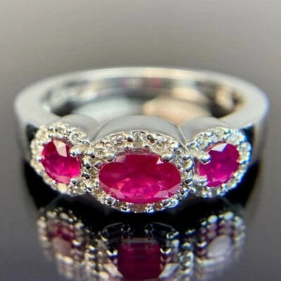 Anillo EFFY de oro blanco con halo de diamantes y rubí de tres piedras talla 7 Foto 1 de 4