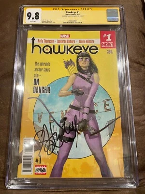 CGC 9.8 Hawkeye #1 firmado Hailee Steinfeld (Kate Bishop/MCU) MARVEL 2017 CASI NUEVO/COMO NUEVO Foto 1 de 4