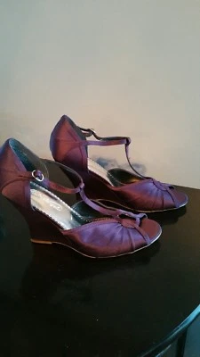 ZAPATO FORMAL MICHAELANGELO "WHITLEY" MUJER MORADO SATINADO CUÑA PUNTA ABIERTA TALLA 9M Foto 1 de 4