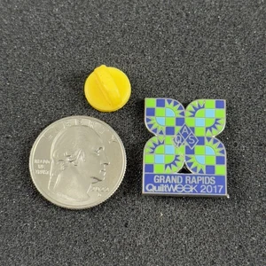 Pinback AQS Grand Rapids Michigan Quilt Society Week 2017 tono plateado #52467 - Imagen 1 de 2