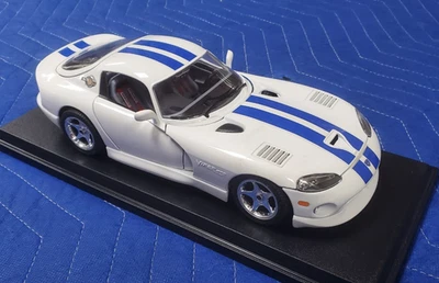 Maisto 1/18 Scale Diecast 31832 - 1996 Dodge Viper GTS - Blue - Image 1 of 4