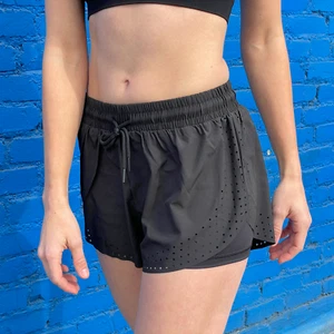 Pantalones cortos deportivos Arielle con revestimiento de compresión incorporado para hacer ejercicio y yoga - Imagen 1 de 14