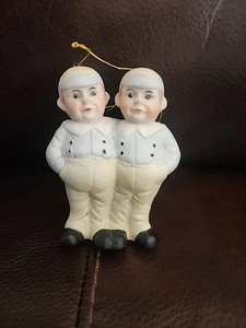 Vintage Silvestri Tweedledum Tweedledee Alice In Wonderland Porcelain Ornament - Picture 1 of 8