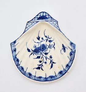 PIATTO IN PORCELLANA CONCHIGLIA DI CAPESANTE GEORGIANO DERBY BLU E BIANCO c1775 - Foto 1 di 7