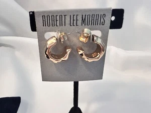 Robert Lee Morris Chunky Polished Hammered Gold Tone C-Shape Hoop Earrings NWT - Picture 1 of 10