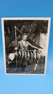 Foto De Colección Bonita Dama Deportista Pesca Captura Del Día Campamento Tienda Años 40 - Imagen 1 de 5