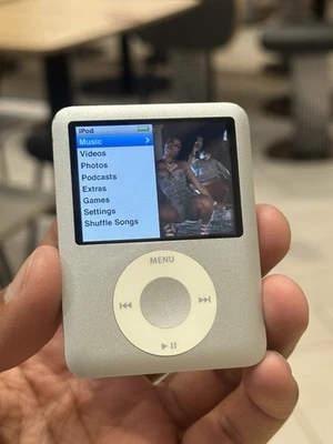 Apple iPod Nano 3rd Generation 8GB  - Silver (Perfectly Working) - Immagine 1 di 4