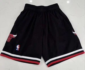 Michell & Ness Hardwood Classics 1997-98 Chicago Bulls Shorts Size Small - Picture 1 of 9