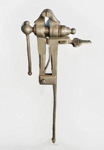 Antique Indian Chief Blacksmith Post Leg Vise ~ 4" Wide Jaws ~ 36 1/2 Pounds - Picture 1 of 20
