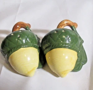 Salero y pimentero de bellota de cerámica bronceado verde con tallos coleccionables - Imagen 1 de 5