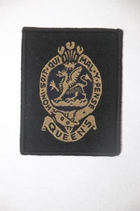 INSIGNIA DE TELA DEL REGIMIENTO DE LA REINA DEL EJÉRCITO BRITÁNICO TEJIDA ORO SOBRE NEGRO - Imagen 1 de 1