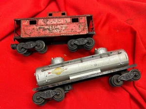 Lionel Vintage O Gauge Freight Cars: Tanker 6465, Caboose 2472 - Picture 1 of 8