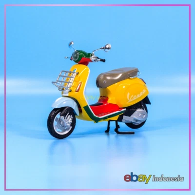 Maisto Custom Vespa Primavera 150 Sean Wotherspoon Diecast Motor Scooter 1:12 - Image 1 of 4