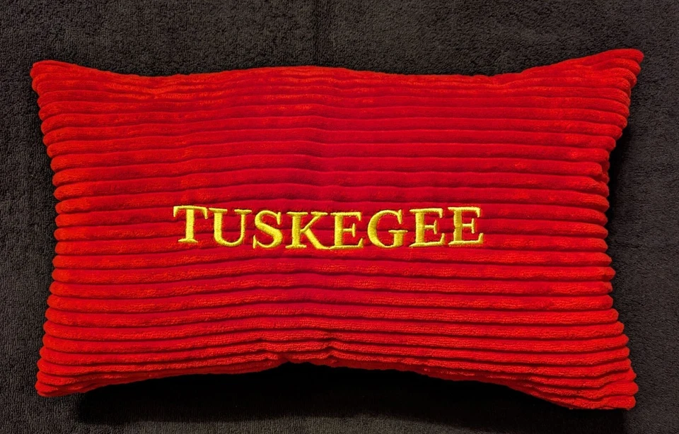 Almohada de pana bordada roja de 20" x 12"- HBCU TUSKEGEE UNIVERSITY Foto 1 de 1
