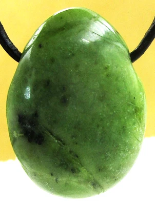 Nephrit     Anhänger   TROMMELSTEIN     gebohrt     Nr.3 - Bild 1 von 2