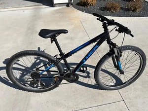 Trek 820 mountain bike - mint condition for kids up to 5’5” - Picture 1 of 4