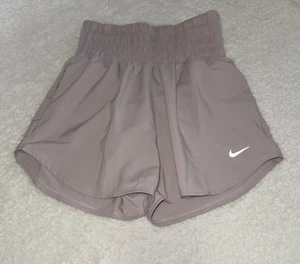 Nike Damen Dri-Fit Ultra High-Waisted 3 Slip-gefütterte Shorts hellrosa Gr. XS - Bild 1 von 9