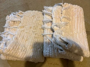 Lote de 2 alfombras de trapo de algodón hechas a mano | Blanco roto y blanco/rosa claro | ~2’ x 3’ - Imagen 1 de 6