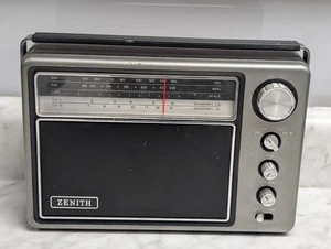 Radio portátil Zenith AM/FM modelo RA100 R82 AM FM TV-1 TV-2 - Imagen 1 de 17