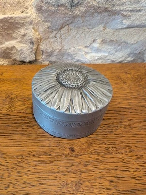 ancienne boîte à poudre poudrier ou savon - Aluminium repoussé fleur marguerite - Photo 1/4
