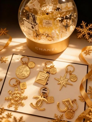 Juego Completo de 6 CHANEL Belleza VIP Regalo Vacaciones Oro Dije Colgante Genuino Raro Foto 1 de 4