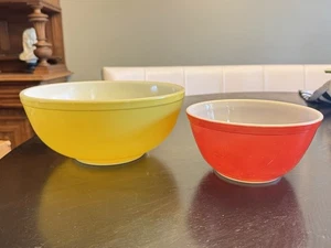 2 cuencos mezcladores apilables vintage PYREX colores primarios amarillo y rojo - Imagen 1 de 5