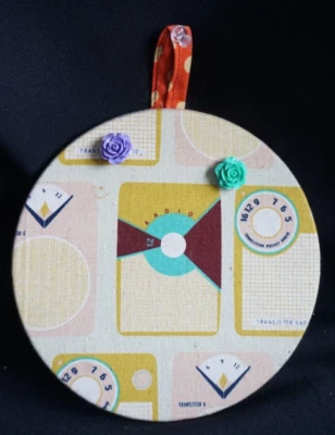 Vintage Radio/Transistor Fabric Memo Notice Photo Pin Board round kitsch 18cm - Image 1 of 4