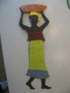 Afrikanische Kunst Metall Wandskulptur Karibik Markt Dame 19"T x 7"W John & Robbyn - Bild 1 von 5