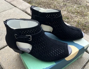 Earth Marietta Serene perforierte Peeptoe-Booties aus Veloursleder für Damen – schwarz US 9W - Bild 1 von 23