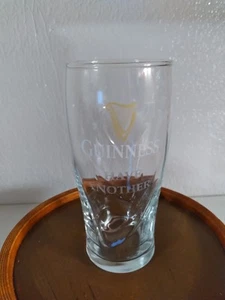 VASO DE CERVEZA GUINNESS PERSONALIZADO "TENER OTRO" ARPA EN RELIEVE - Imagen 1 de 5
