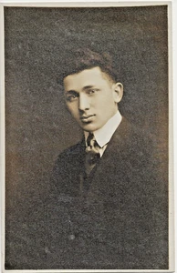 RPPC Echt Foto Postkarte junger Mann Fritz Studio liest CYKO UNU - Bild 1 von 2