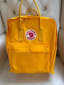 Fjällräven Kanken Rucksack - Gelb getragen - Bild 1 von 7
