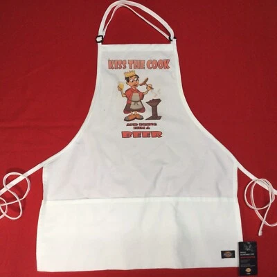 Delantal de chef blanco Kiss The Cook & Bring Him A Beer Dickies cómico Foto 1 de 4