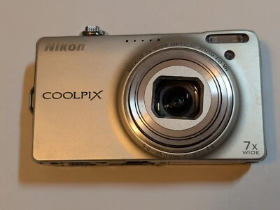 [TAL CUAL] Cámara digital compacta Nikon COOLPIX S6000 plateada rota Foto 1 de 4