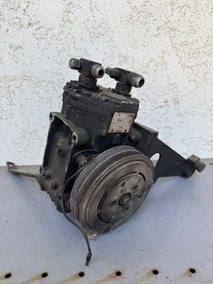 Compressor AC com embreagem e suportes para motor 1971 MercedesBenz 280SEL 3.5L - Imagem 1 de 4