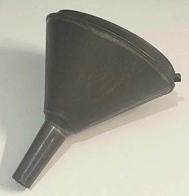 Outil Ancien entonnoir avec filtre en Tôle - Photo 1/4