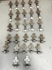 Lote de 27 bisagras de gabinete GRASS 1800-63 cierre automático con placa base de montaje (ee) - Imagen 1 de 6