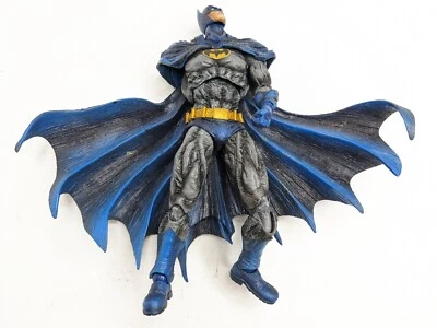 Square Enix Play Arts Kai Arkham City No. Traje de murciélago Batman años 70 sin brazo derecho Foto 1 de 4