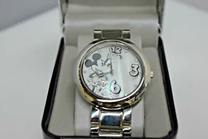 Reloj Disney Mickey Crystals esfera trapeadora plateada $49.99 - Imagen 1 de 4
