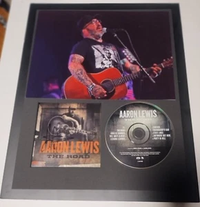GUITARRA FIRMADA POR AARON LEWIS TOCANDO CD THE ROAD PERSONALIZADO ENMARCADO PRUEBA DE CERTIFICADO DE AUTENTICIDAD - Imagen 1 de 2