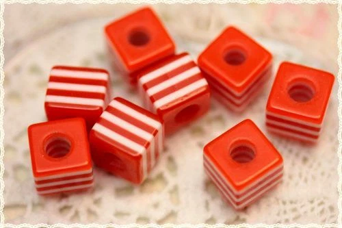 Perle sfuse cubo bigiotteria plastica-30pz-round beads10mm righe bianco rosso - Immagine 1 di 1