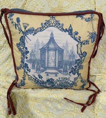 Almohada de baño rural francesa hecha a medida corbatas de esquina Wesley Hall gallos de tela Foto 1 de 4